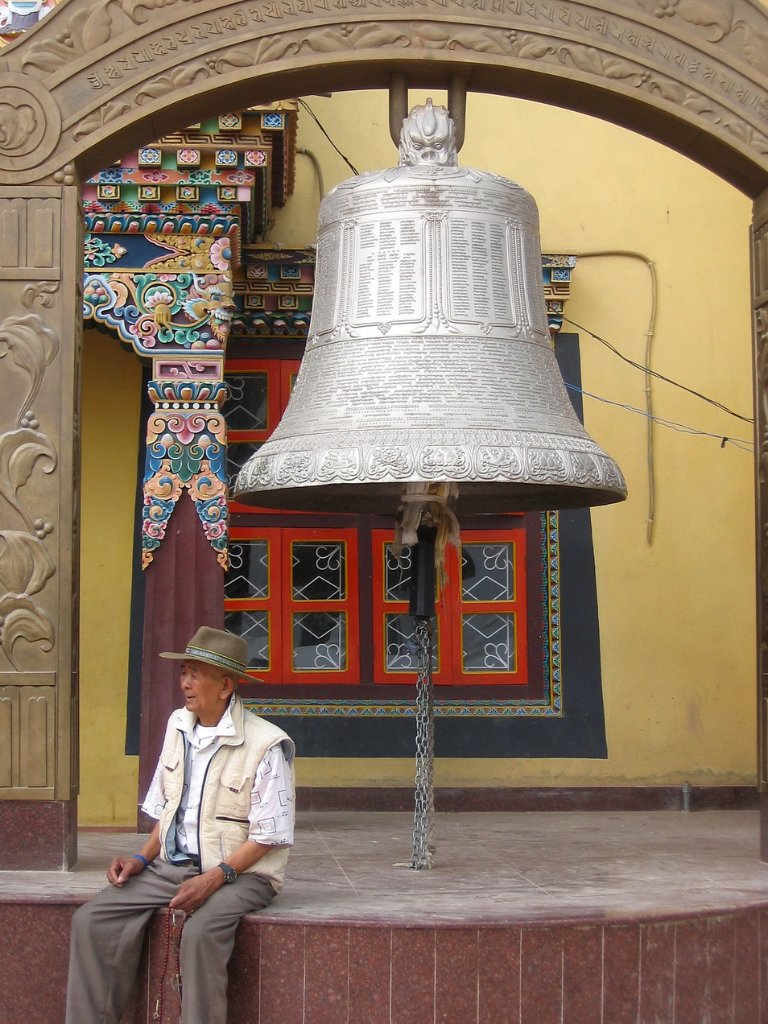 16-The big clock near the stupa.jpg - The big clock near the stupa